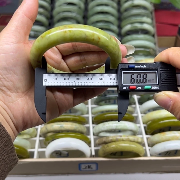 蛇纹石玉未镶嵌手镯46