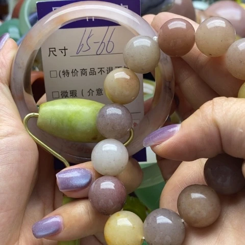 石英质玉手镯未镶嵌越**好