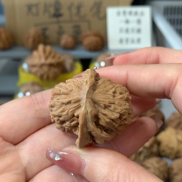 *****文玩核桃吊坠异形导致，有瑕疵