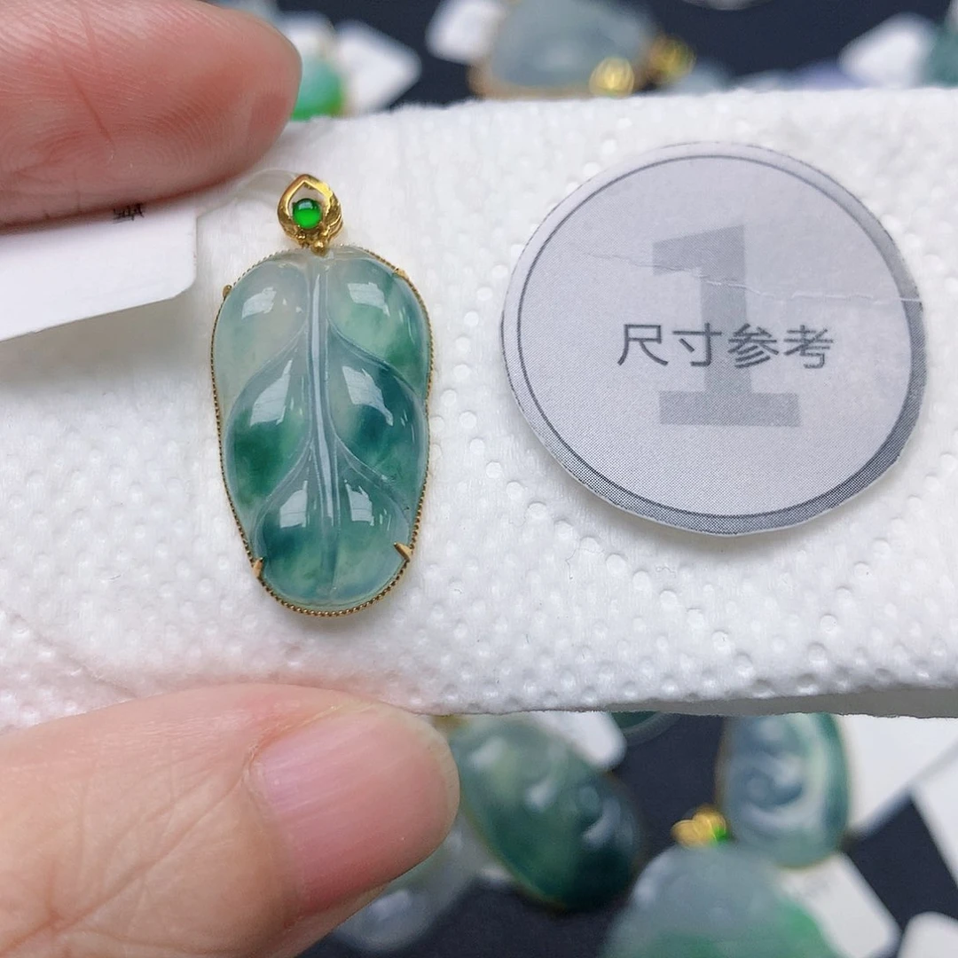 颈饰18K金镶嵌翡翠A****越天然缅甸A货翡翠