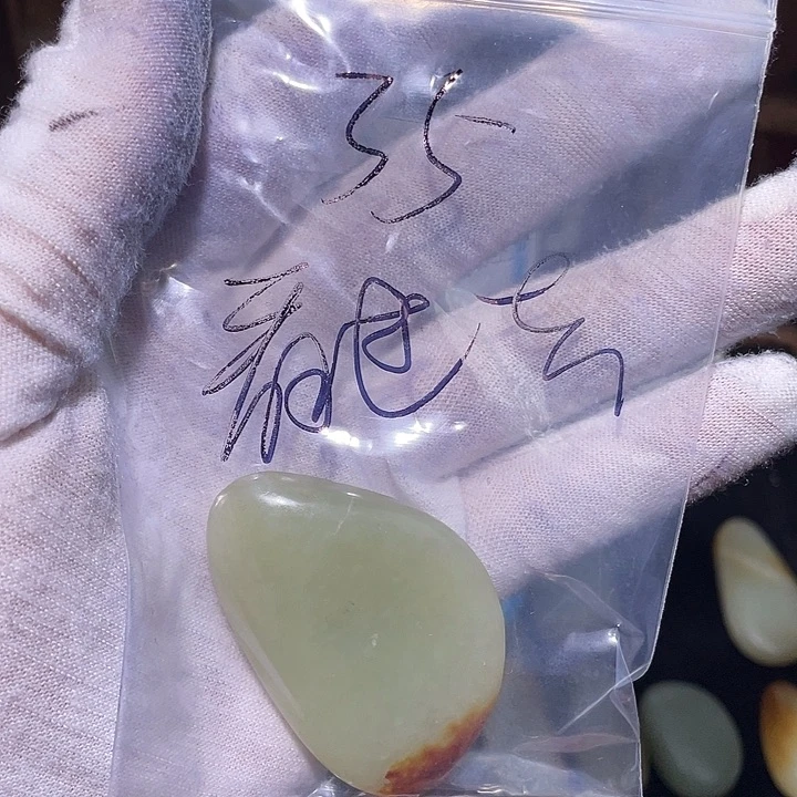 看***去和田玉（糖玉）未镶嵌挂件