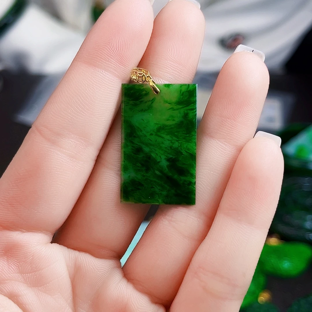 颈饰18K金镶嵌翡翠多样性