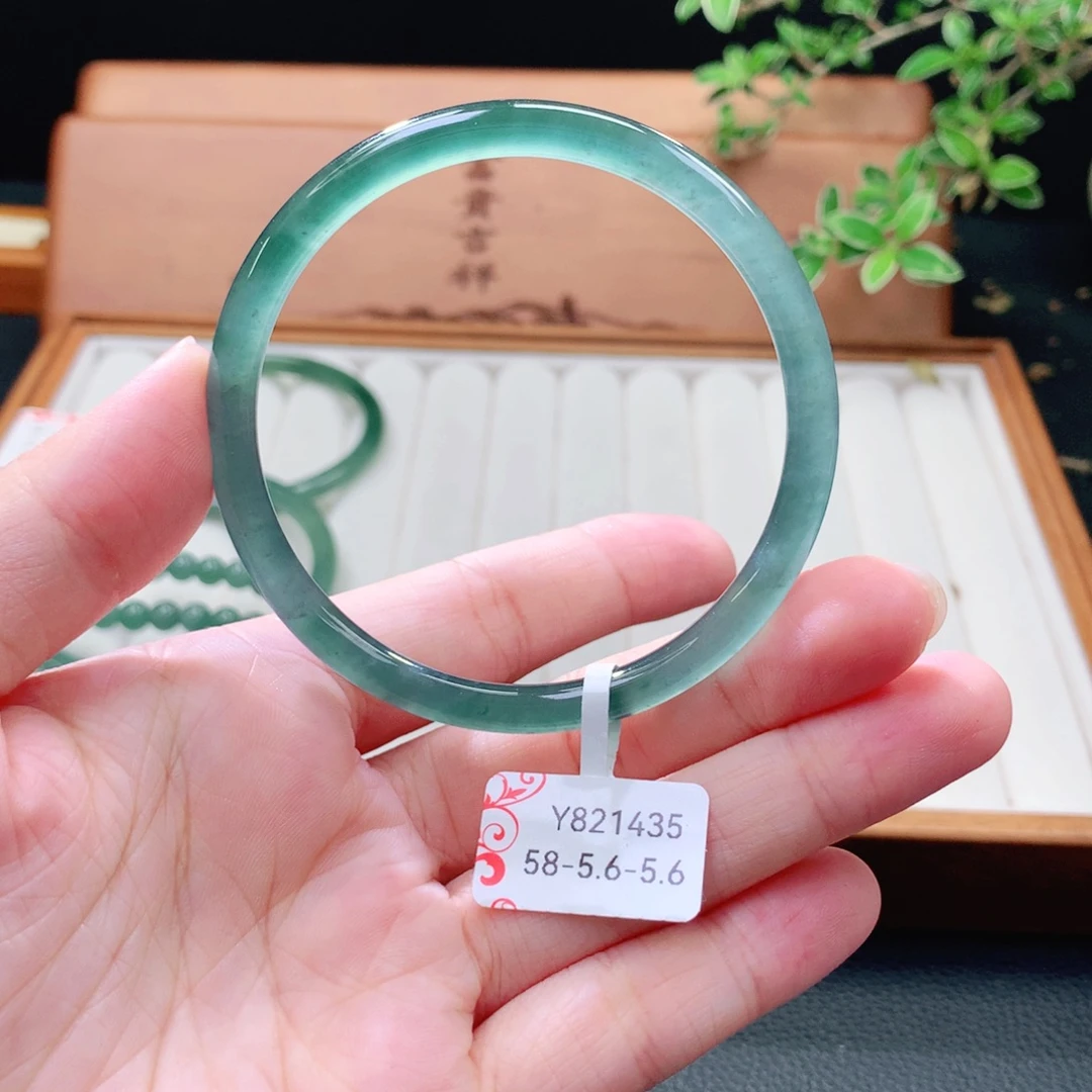 翡翠未镶嵌手镯（圆镯）
