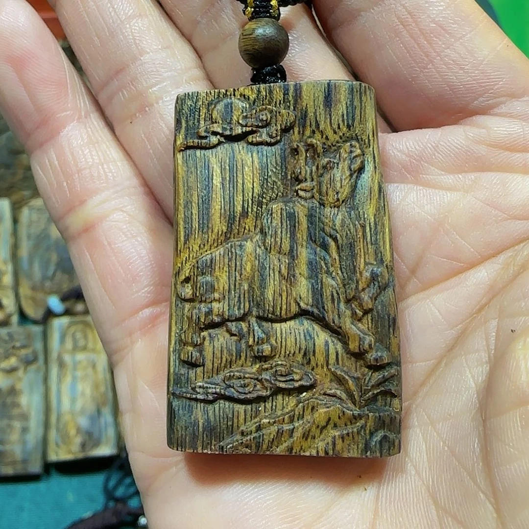 沉香吊坠海南白奇乌身老料雕刻牛牌带绳8.4克