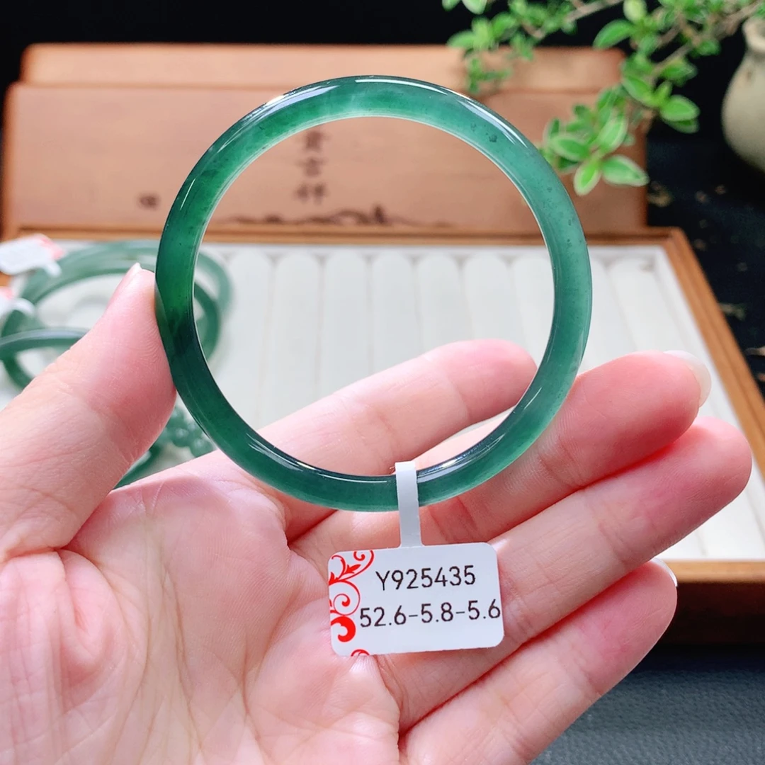 翡翠未镶嵌手镯（圆镯）