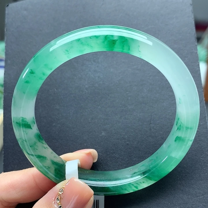 夏***丹石英质玉未镶嵌手镯