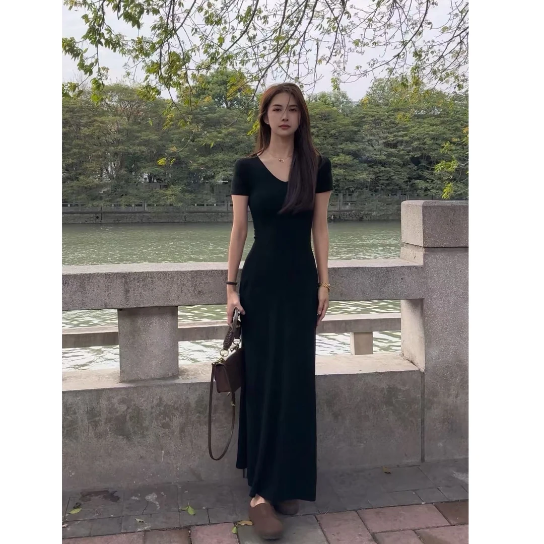V领连衣裙长款修身显瘦收腰性感夏季设计感坠感短袖大摆小黑裙子