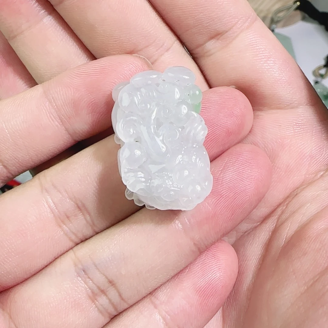 翡翠未镶嵌颈饰貔貅