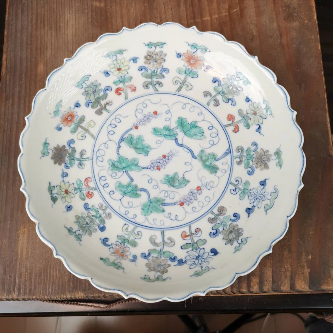一件画工精美的瓷盘