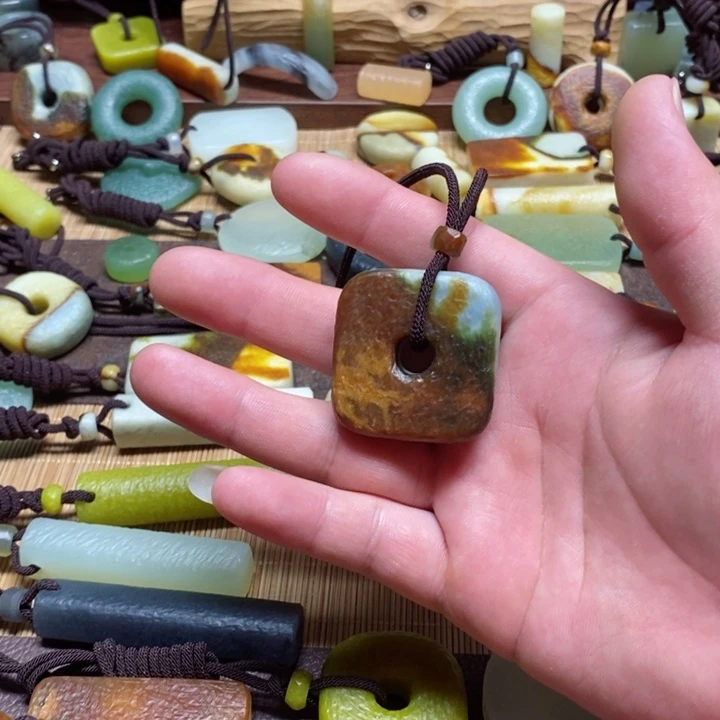 蛇纹石玉挂件未镶嵌张*