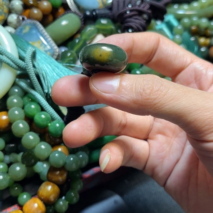 颈饰未镶嵌岫岩河磨玉（透闪石质玉）