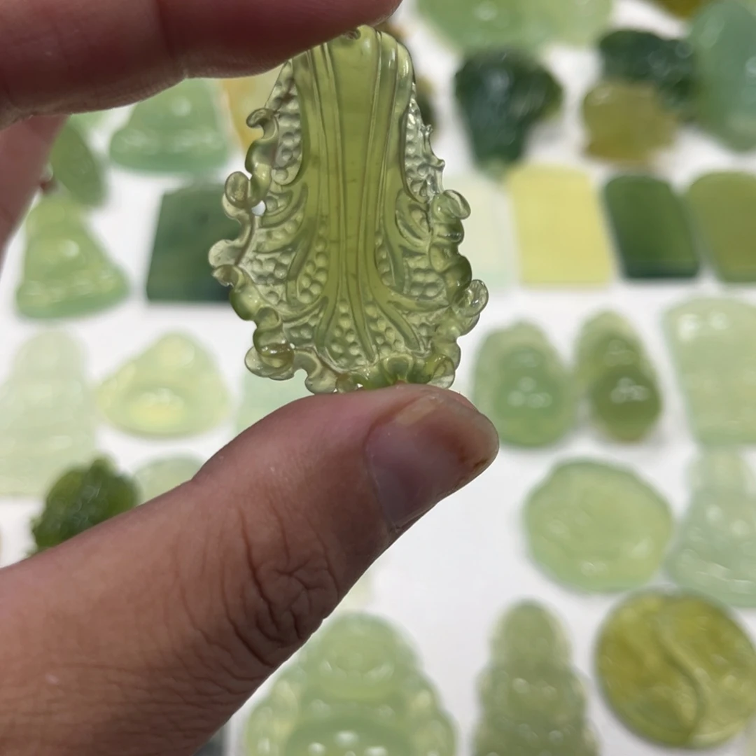 蛇纹石玉未镶嵌颈饰