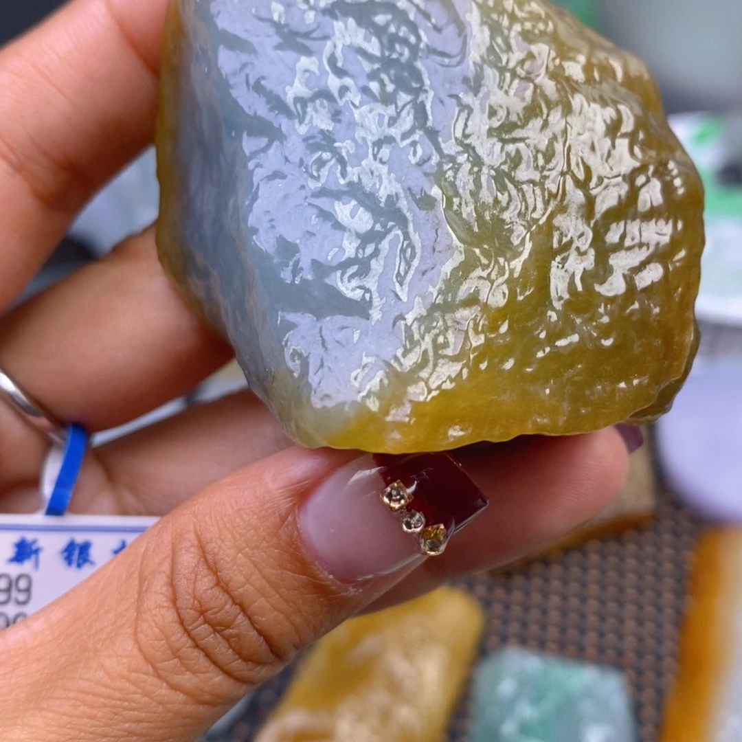 翡翠颈饰未镶嵌格**格翡翠