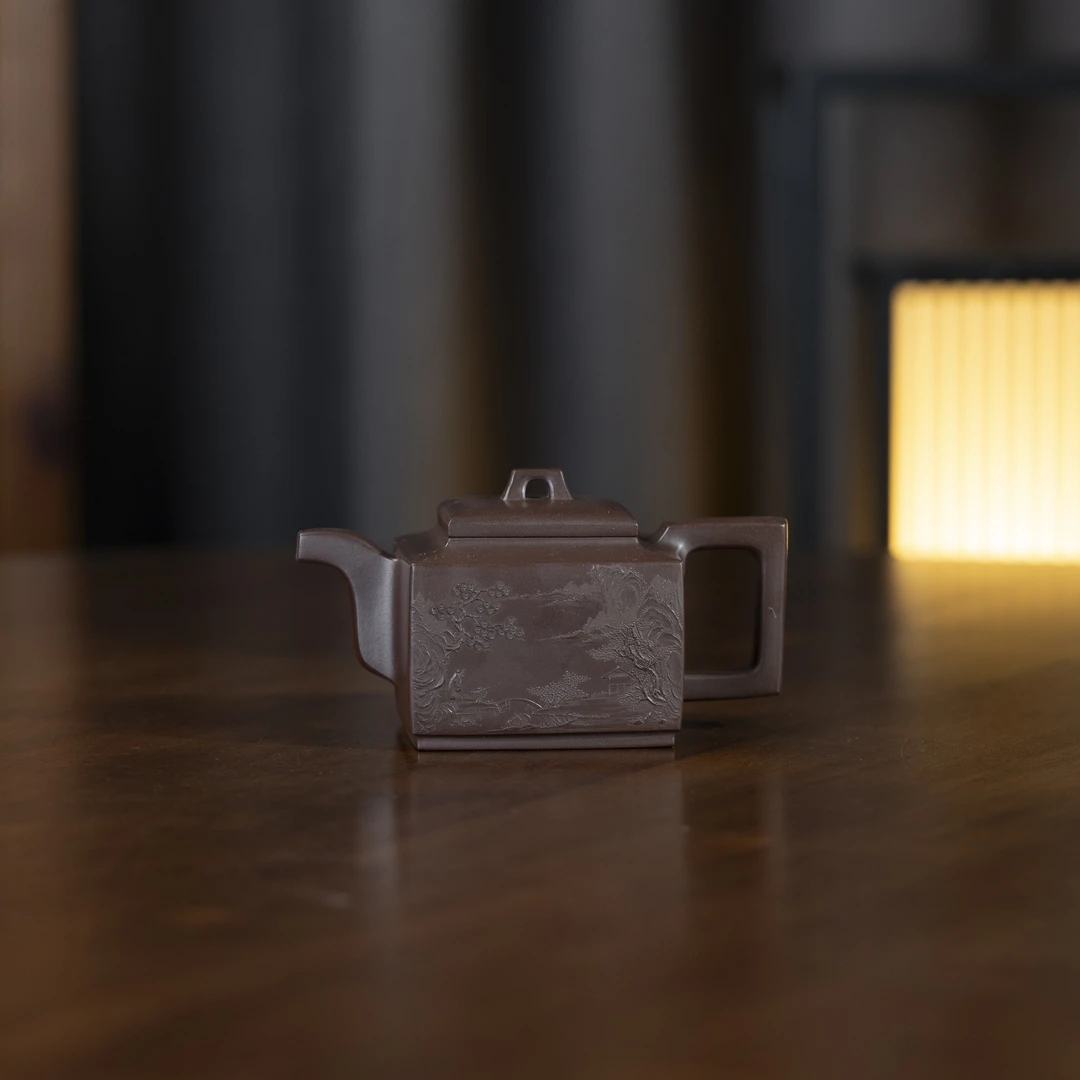 珽珽茶器 山水亚明四方 王涛制 飚鹏泥绘 某革紫泥 200cc 紫砂壶