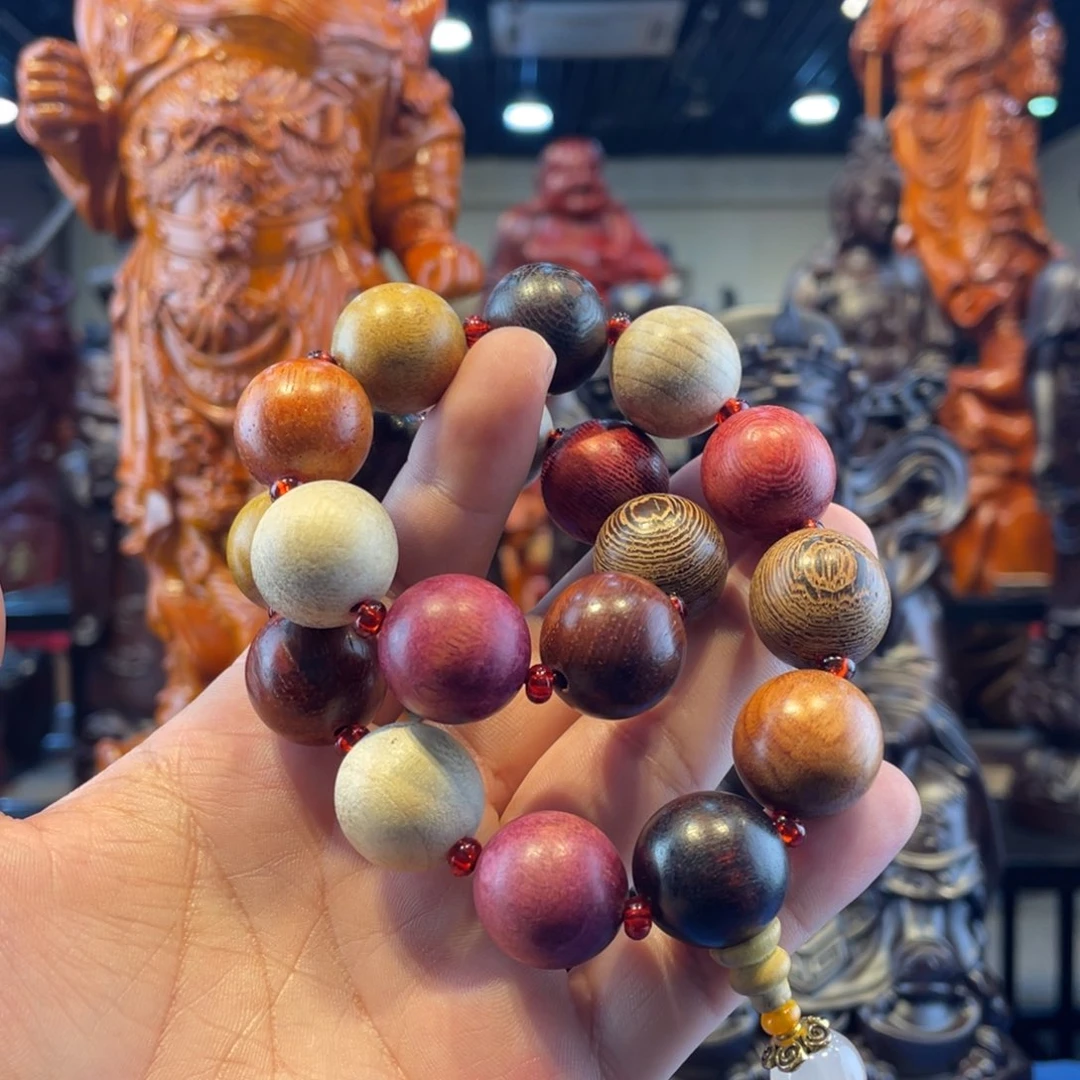 余****。多宝手持十八颗珠子