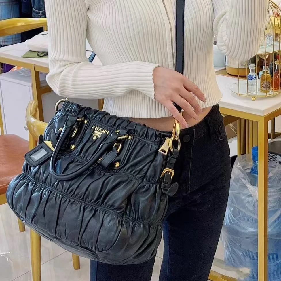 95新 Prada/普拉达 普拉達黑色全皮黑金手提包/聰聰