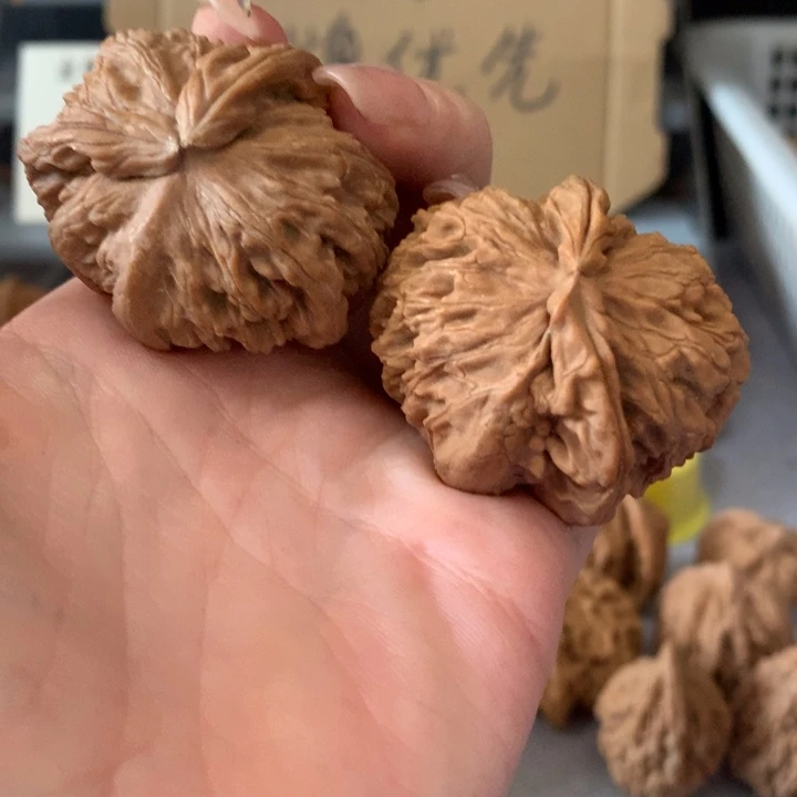 昊***宇吊坠文玩核桃异形单只，有瑕疵