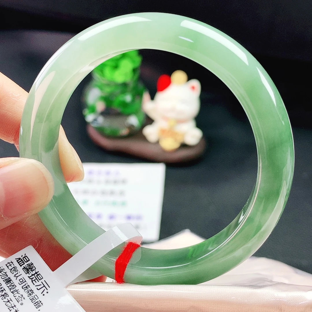 翡翠手镯未镶嵌54圈