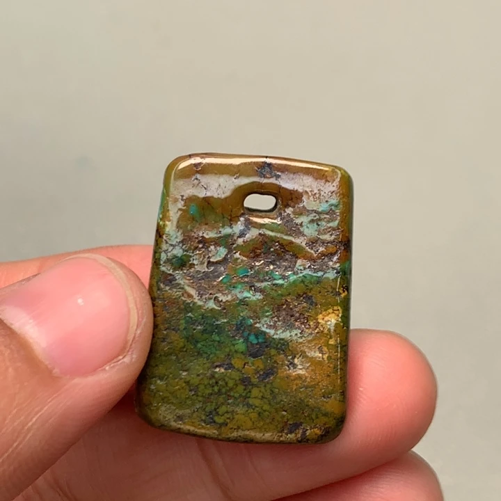 绿松石未镶嵌颈饰