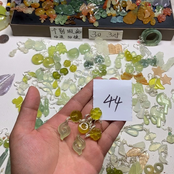 唐***妇合金蛇纹石玉耳钉