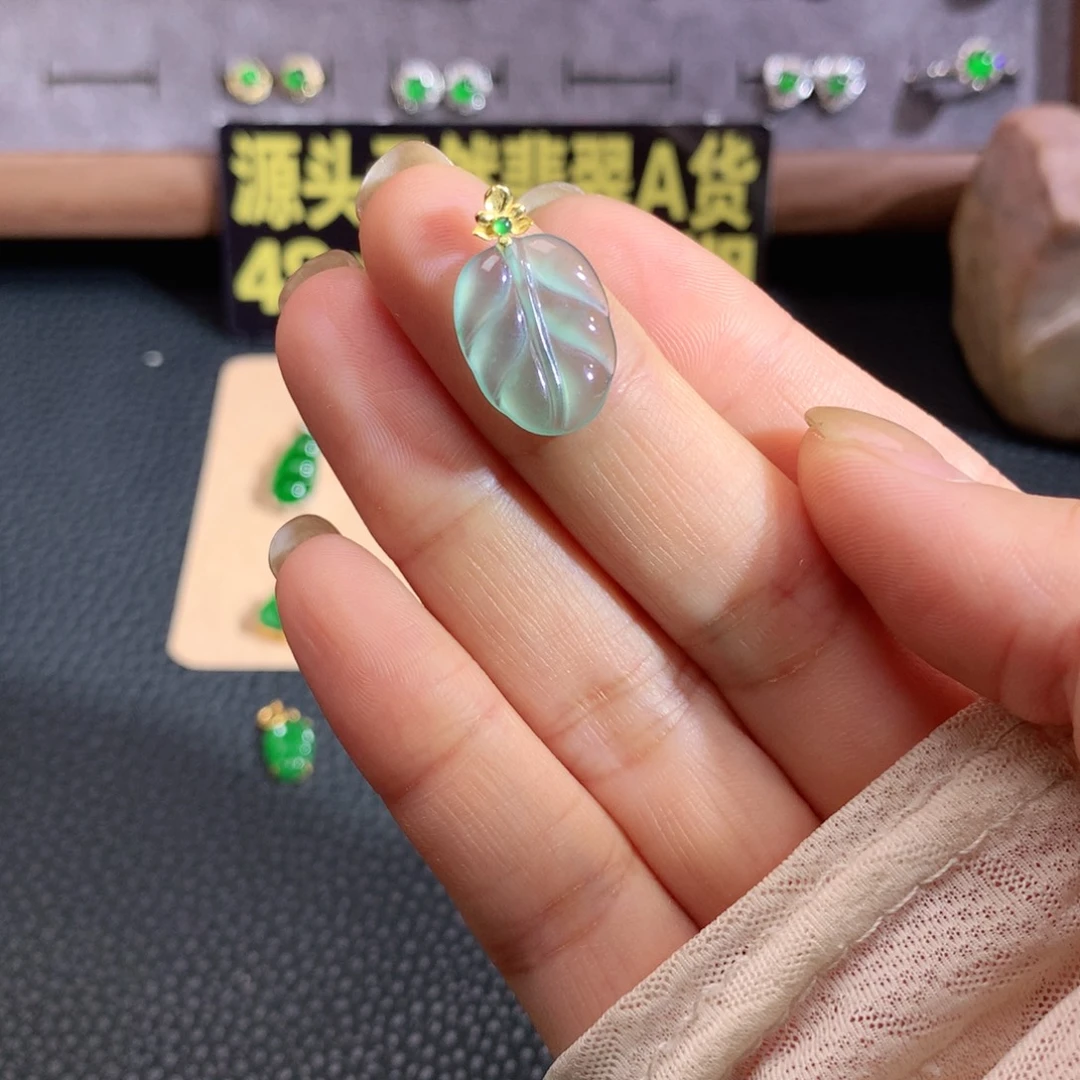 石***子颈饰18K金镶嵌翡翠叶子