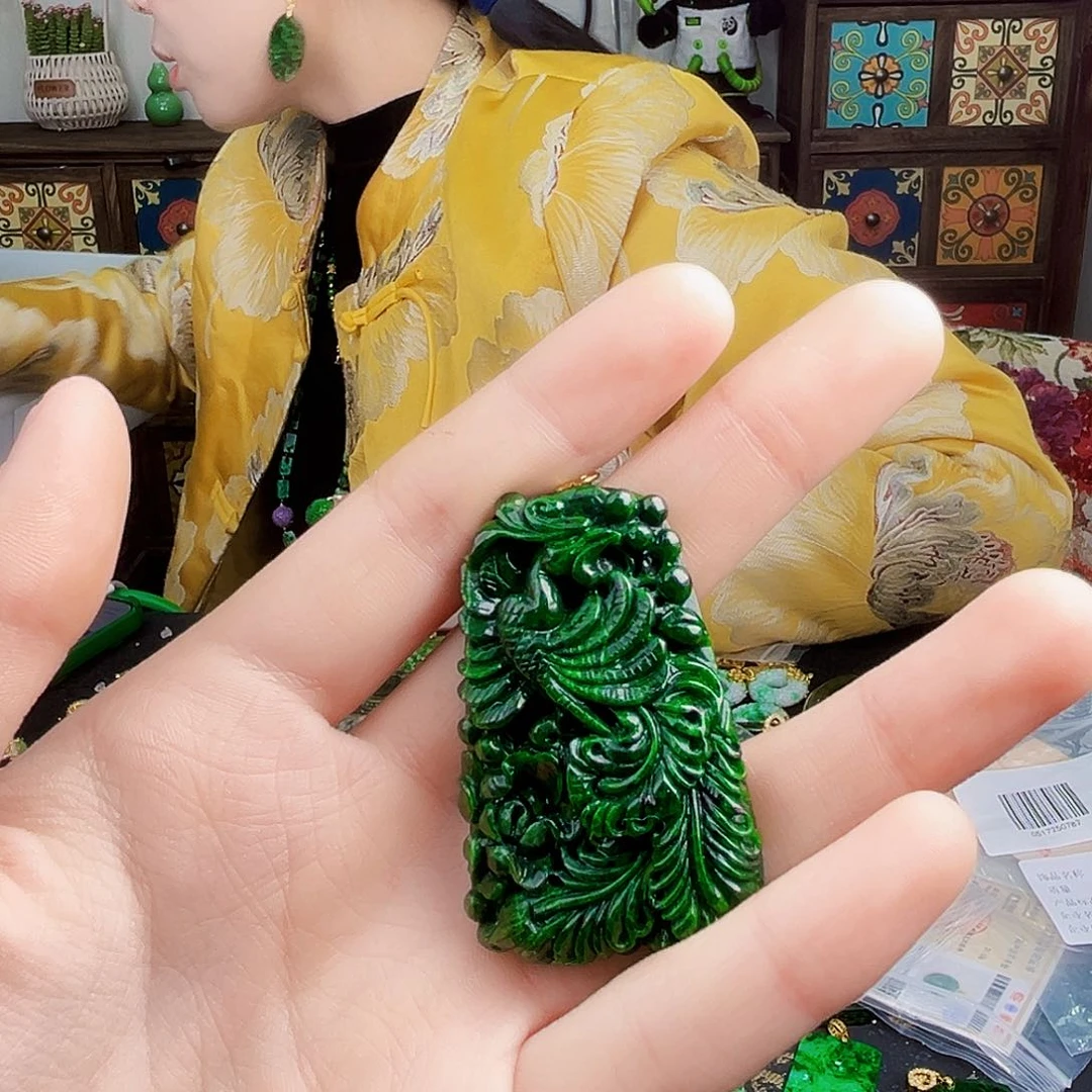 颈饰18K金镶嵌翡翠多样性