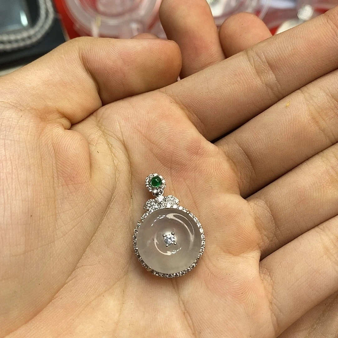 颈饰未镶嵌石英质玉
