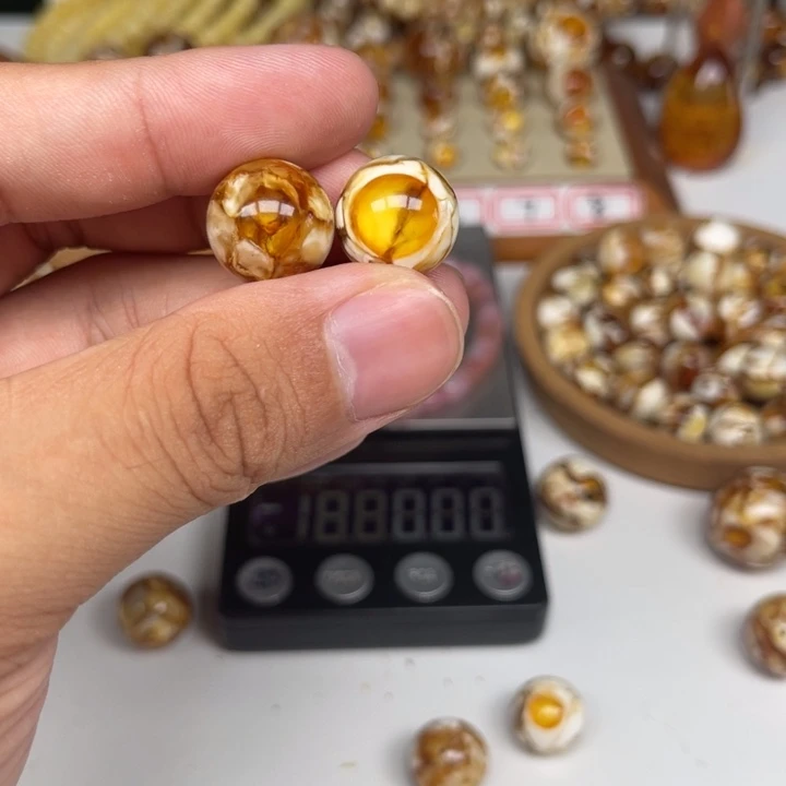 o***a未镶嵌琥珀裸石78号