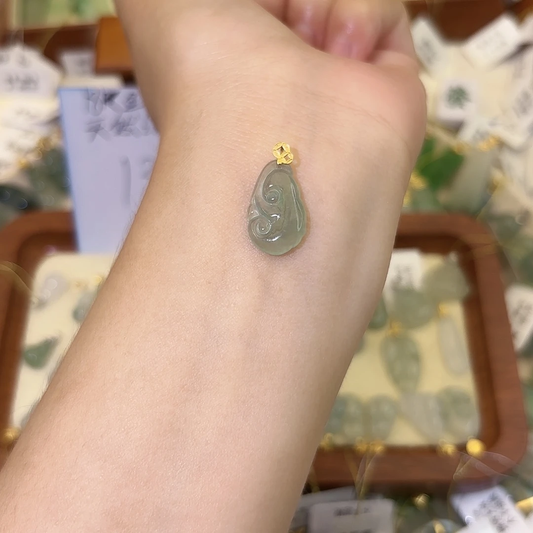 翡翠18K金镶嵌颈饰如意