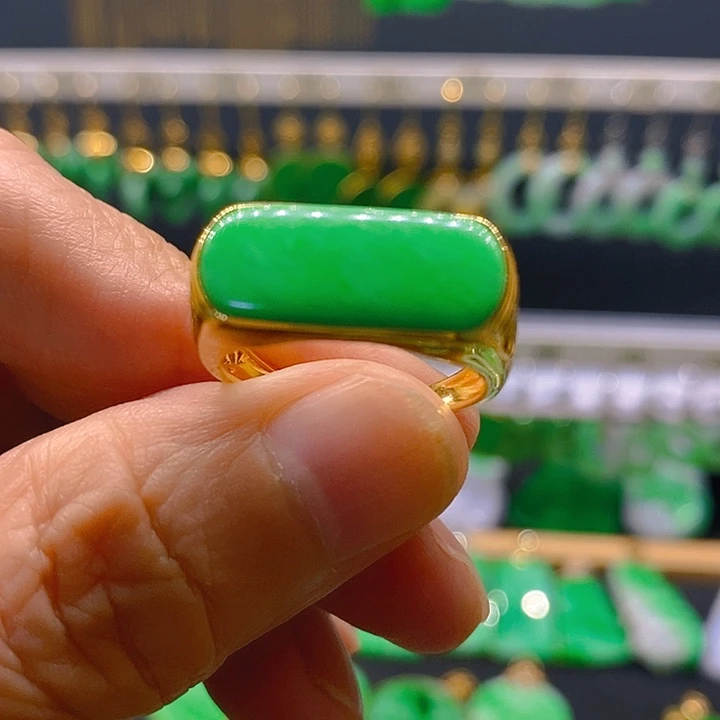 18K金镶嵌戒指翡翠戒指