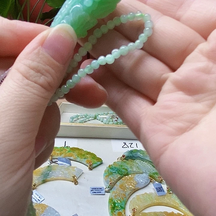 翡翠未镶嵌颈饰吊坠