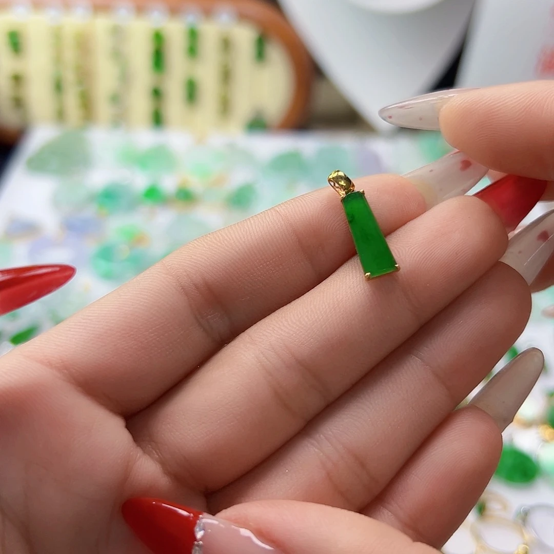 颈饰18K金镶嵌翡翠呼***?翡翠