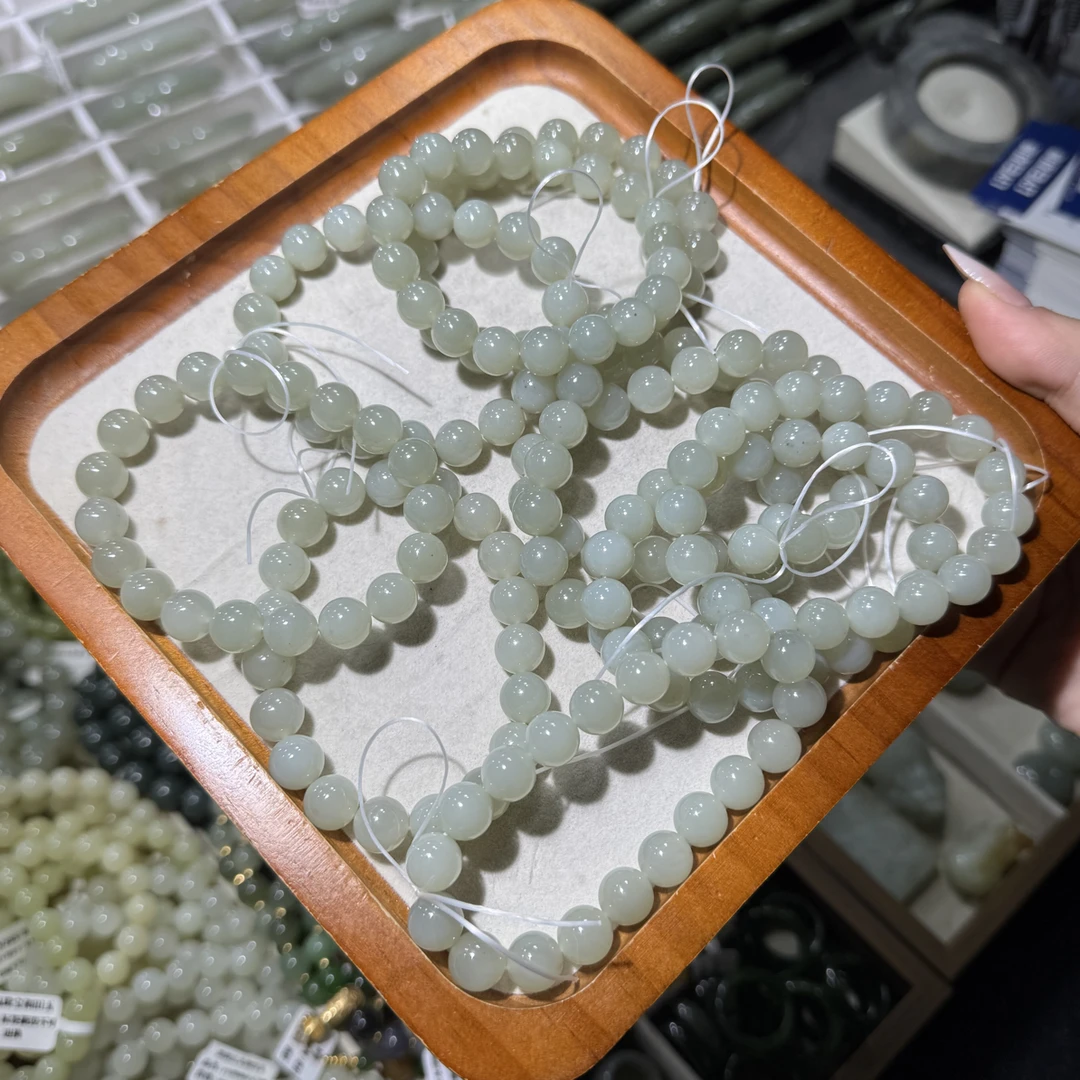 新疆且末料和田玉卡10手串（细度过眼有小矿点） 多样性发1