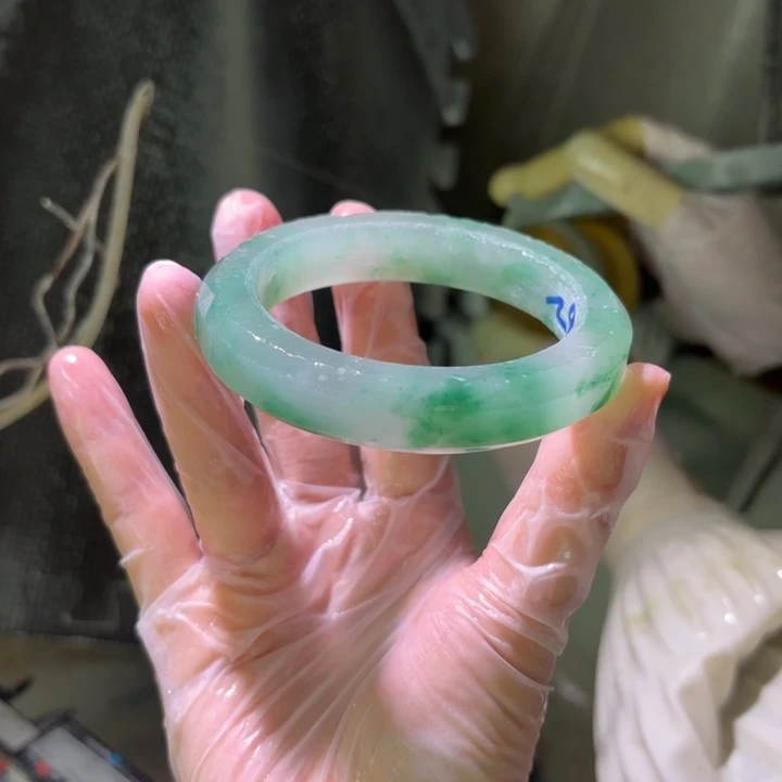 财***来石英质玉（非洲翠）未镶嵌手镯定制