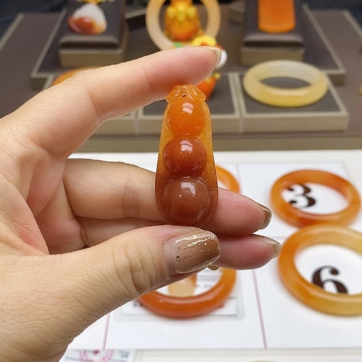 石英质玉（黄龙玉）未镶嵌颈饰
