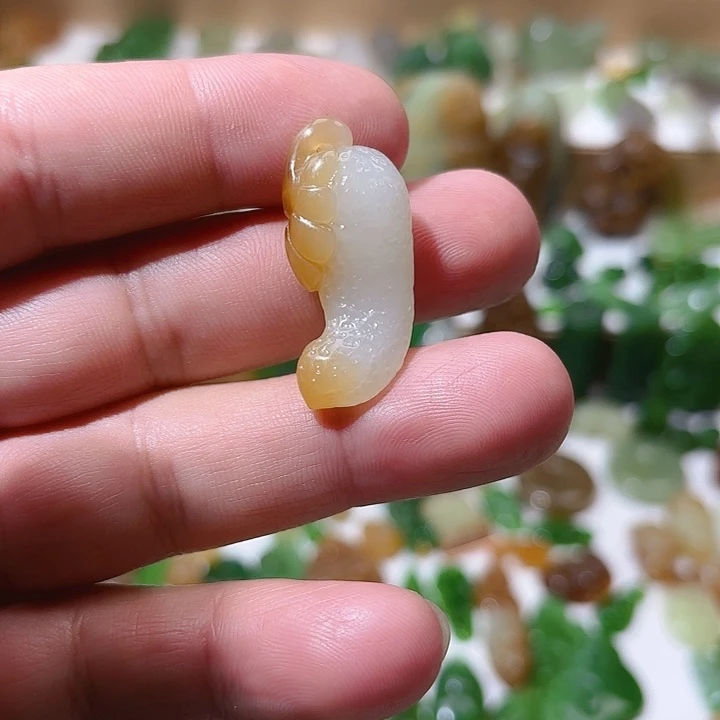 颈饰未镶嵌和田玉（糖玉）