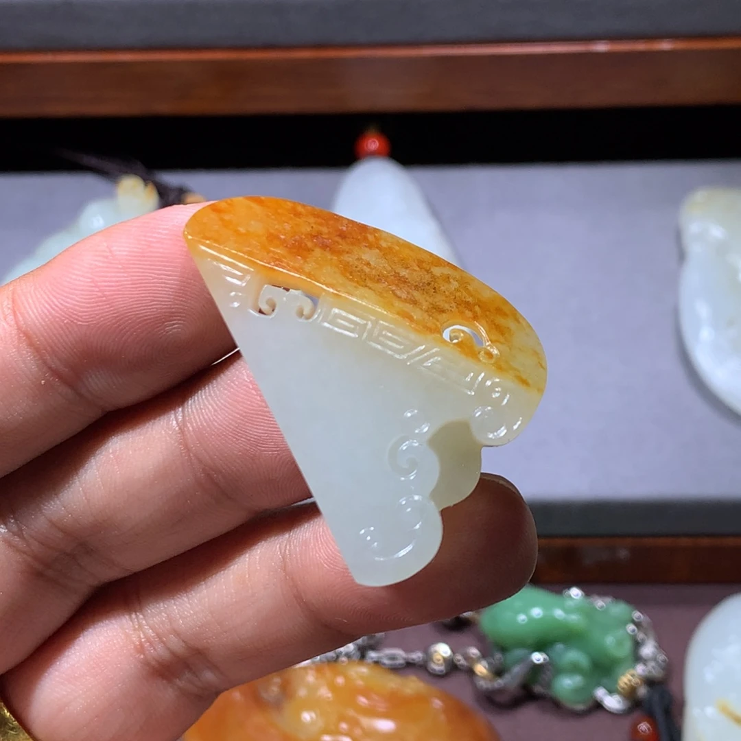 日***城和田玉未镶嵌颈饰