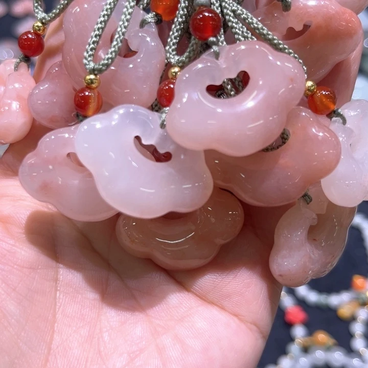 颈饰未镶嵌石英质玉