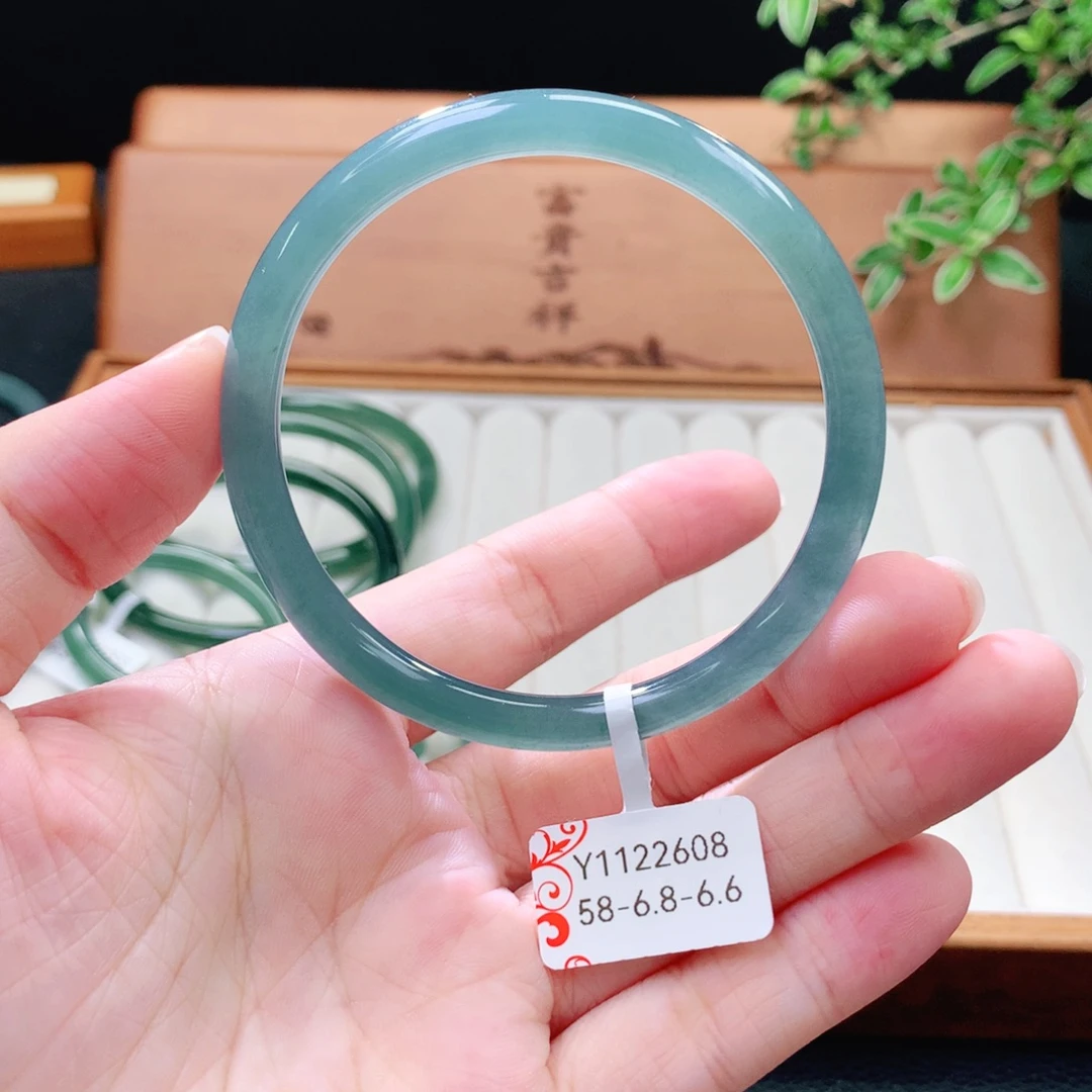 翡翠未镶嵌手镯（圆镯）