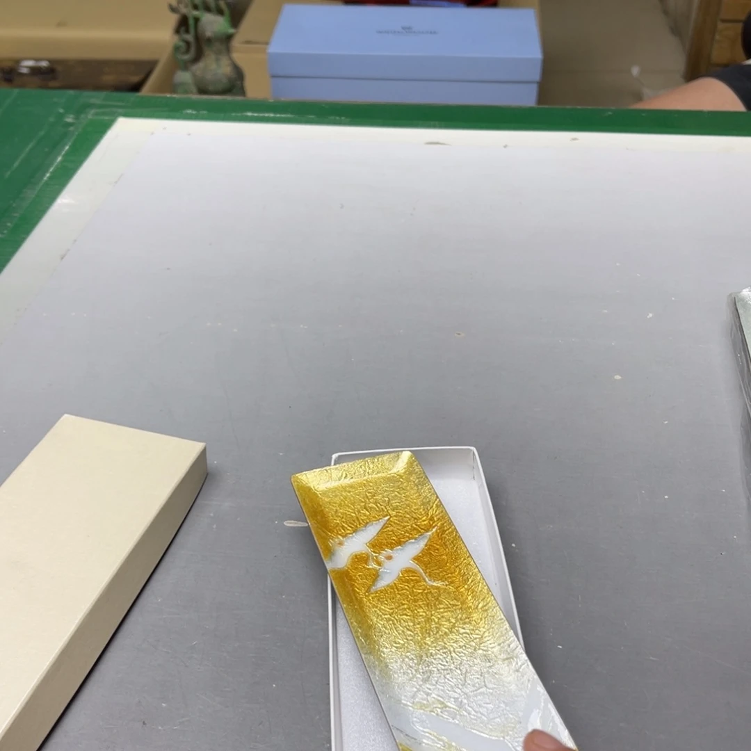 铁***柱瓷片密密麻麻地铺满一