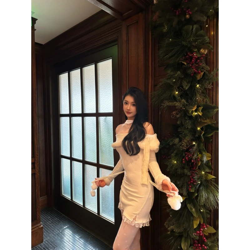 一字肩拼接毛毛挂脖连衣裙秋季2025新款高级感气质纯欲收腰包臀裙