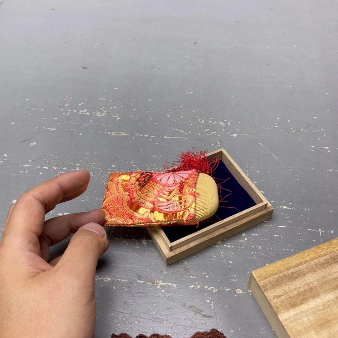 一***夢瓷片密密麻麻地铺满一