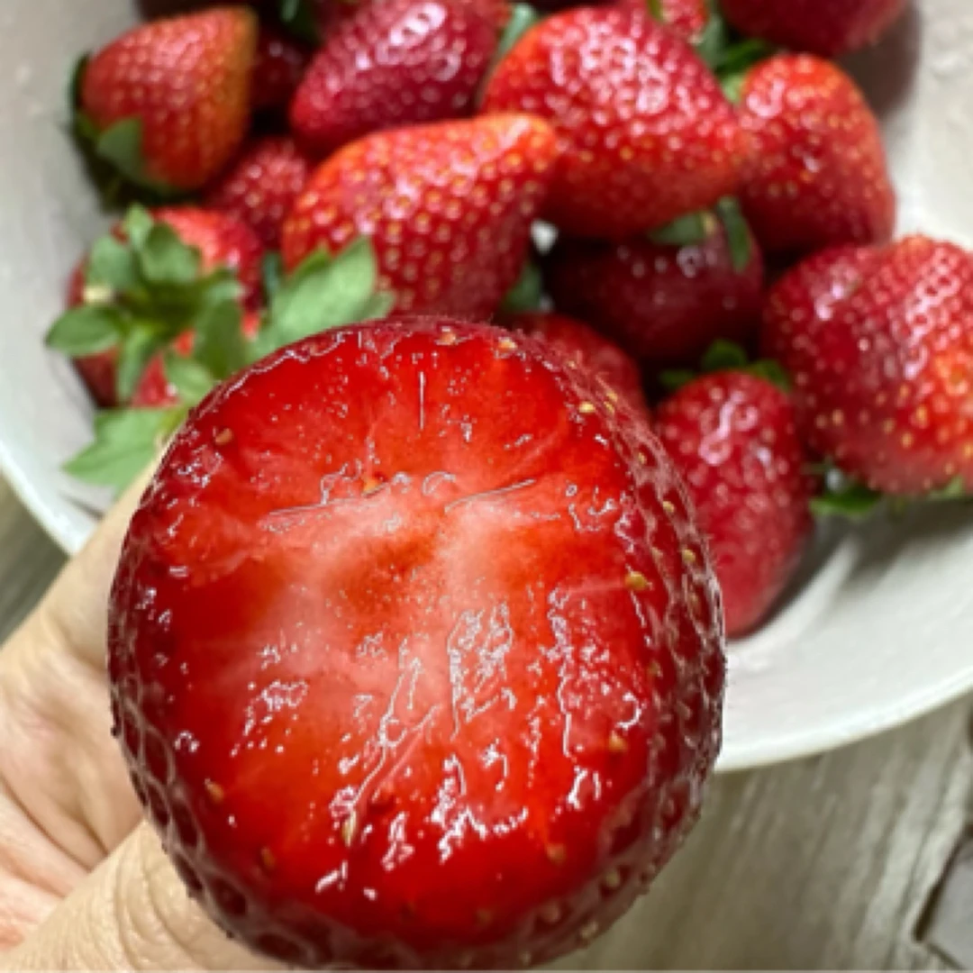 丹东黑珍珠草莓一箱24枚「深红甜」约2.5斤左右