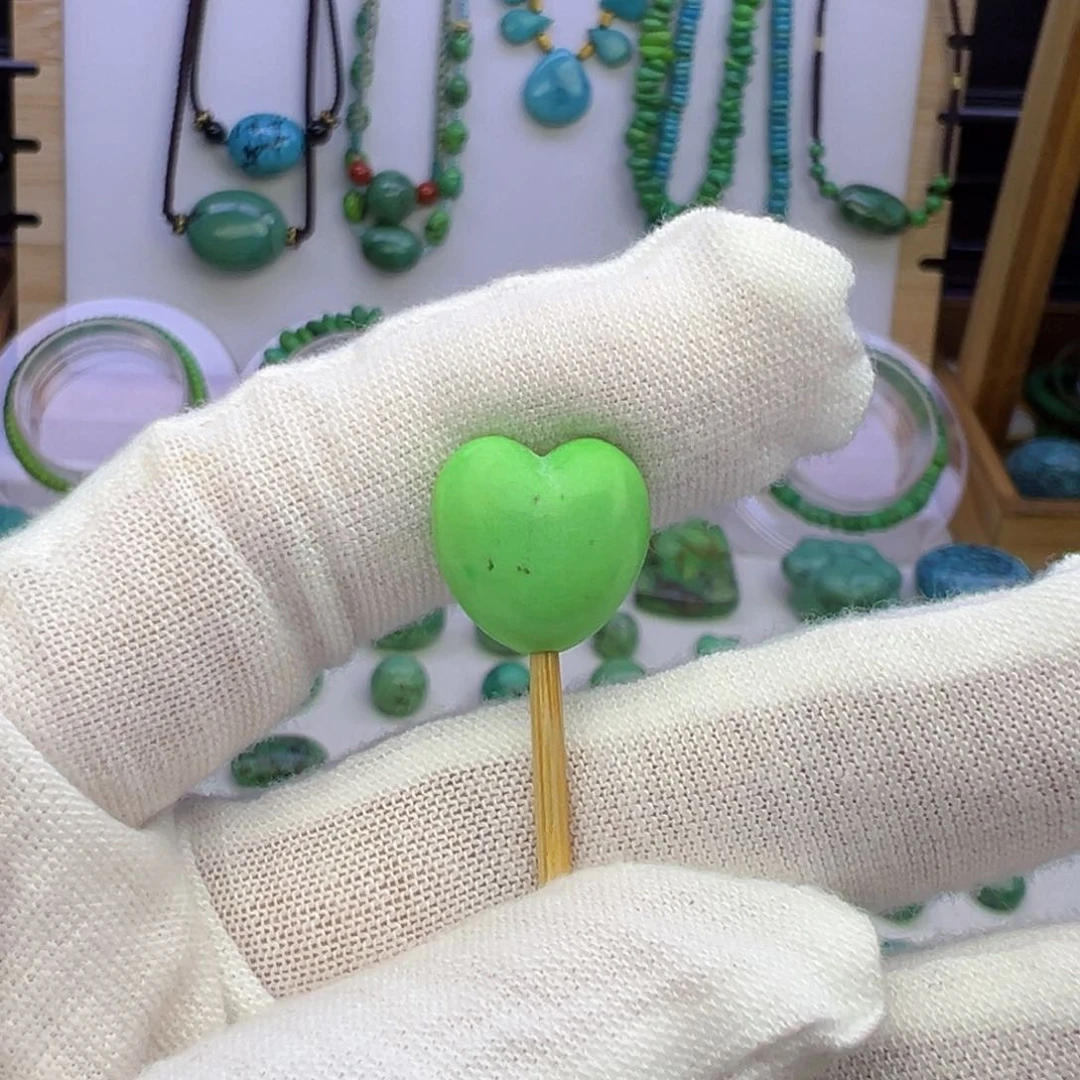 菜籽绿爱心吊坠13.2mm兰