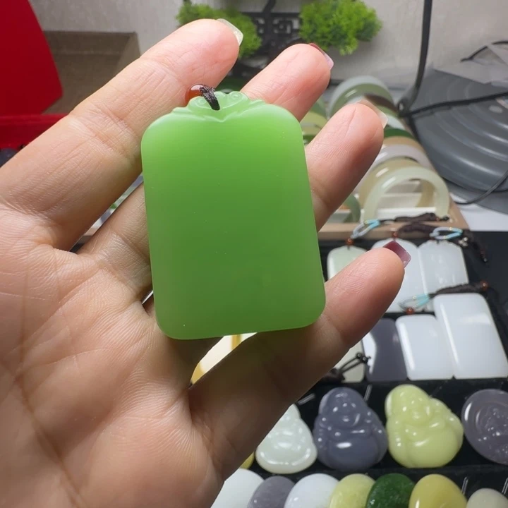 天然新疆和田苹果绿无事牌吊坠