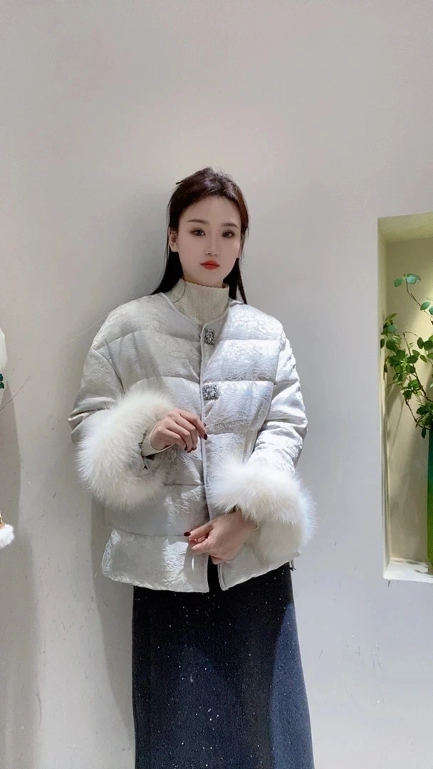 8816新中式冬季国风镶钻不规则扣子袖口大毛毛棉服外套