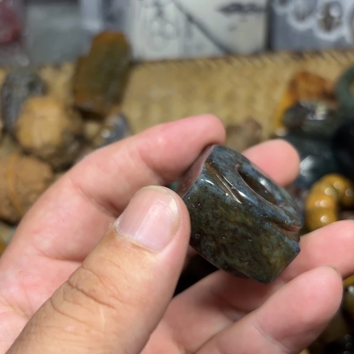 颈饰未镶嵌岫岩河磨玉（透闪石质玉）