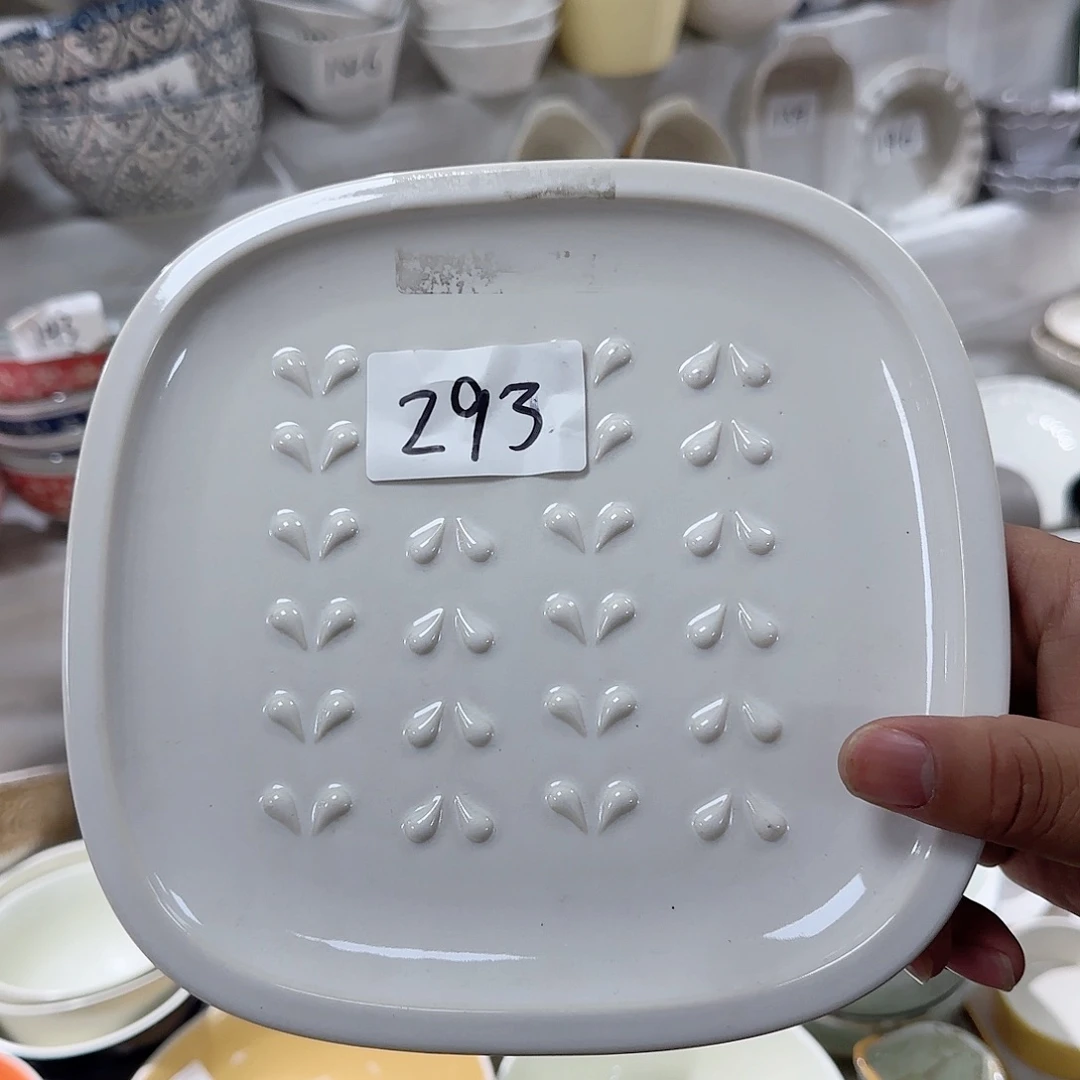 瓷片瑕疵。 两个。