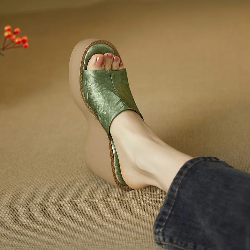 9.5cm休闲厚底凉拖鞋新款不累脚坡跟鞋舒适小个子高跟懒人拖外穿