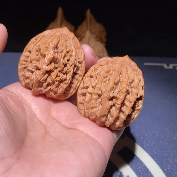 亮****文玩核桃吊坠虎头